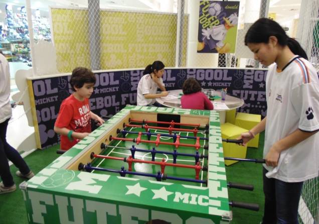 Com a temática do futebol, o espaço oferece diferentes atividades