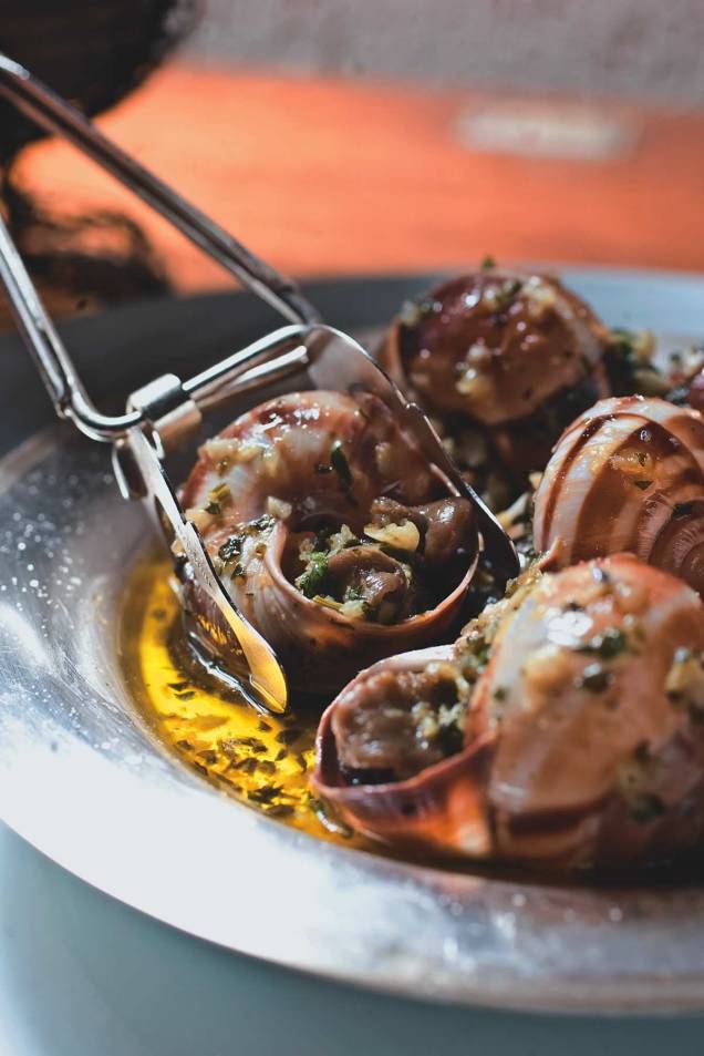Entrada do francês Poivre: o escargot à provençal tem sabor marcante e agradável