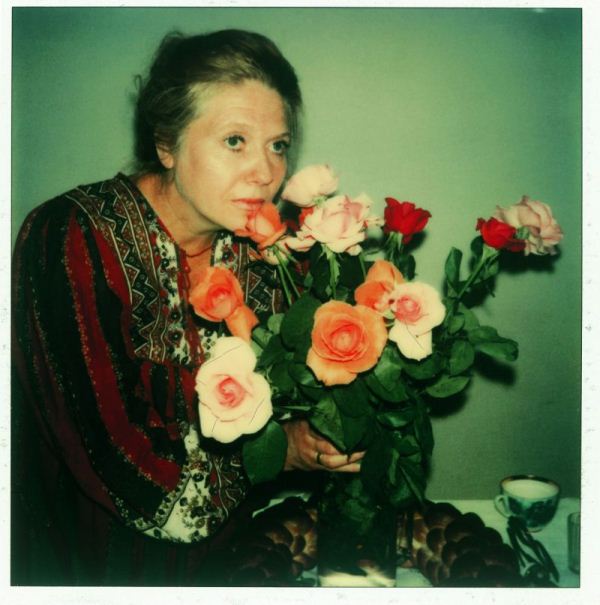 Exposição da mostra com oitenta polaroides realizadas pelo cineasta russo Andrei Tarkovsky, como este retrato de suaesposa, Larissa