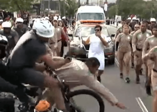 Um homem fez uma selfie durante um acidente no revezamento da tocha olímpica