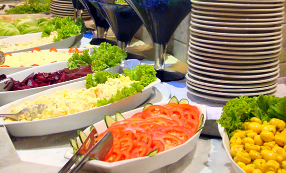 Bufê frio: mais de 30 opções, entre saladas, queijos e especialidades japonesas