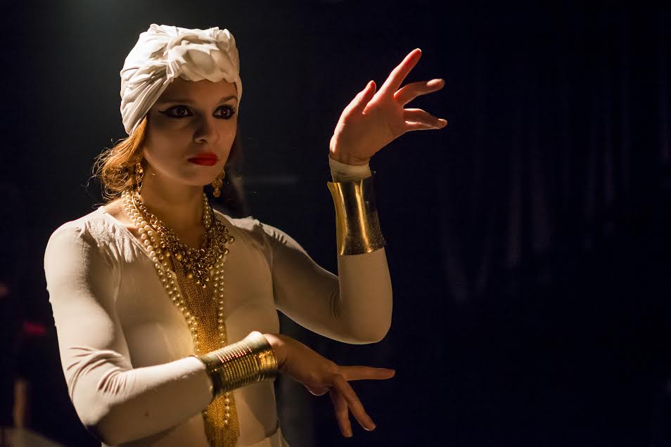 Gabriela Morato como Carmen Miranda: cenas bem costuras e de fácil comunicação