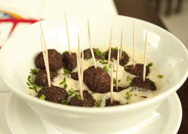 Porpetinhas de carne com molho gorgonzola Porpetinhas de carne com molho gorgonzola
