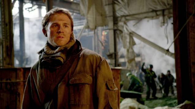 Círculo de Fogo: Charlie Hunnam estrela a fita dirigida por Guillermo del Toro