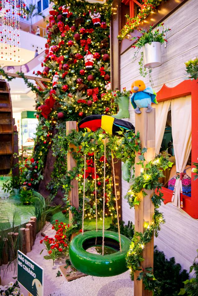 Casa que remete ao cenário do campo e uma árvore de Natal no Shopping Metrô Tucuruvi