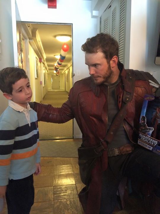 O ator presenteou a criançada com o boneco de Star-Lord