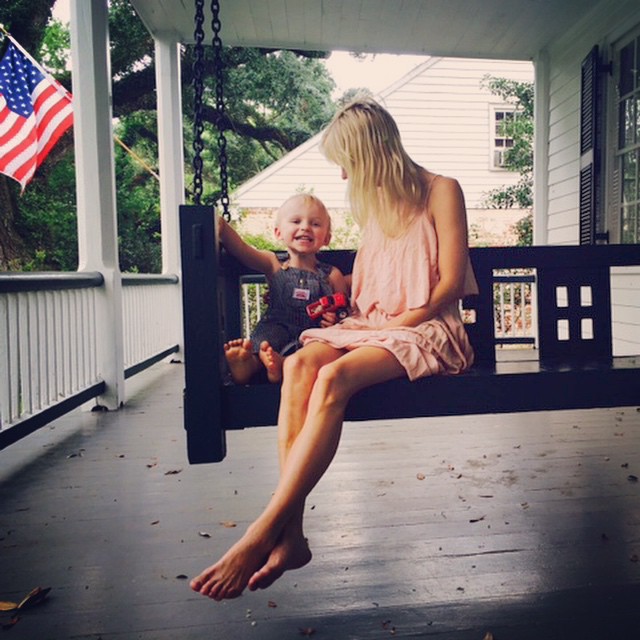 O filho e a esposa, Anna Faris: agradecimento pela felicidade a três no Instagram