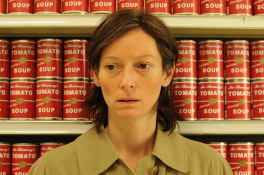 Precisamos Falar sobre o Kevin: a atriz Tilda Swinton tem atuação formidável no drama adaptado do livro homônimo de Lionel Shriver