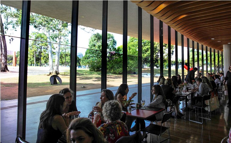 Almoço no Parque Ibirapuera: bufê caprichado diante no prédio projetado por Oscar Niemeyer em frente ao jardim de esculturas (Foto: Arnaldo Lorençato)