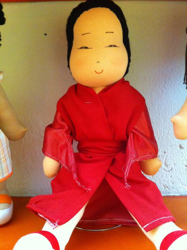 Menina oriental de quimono (R$ 99,00)