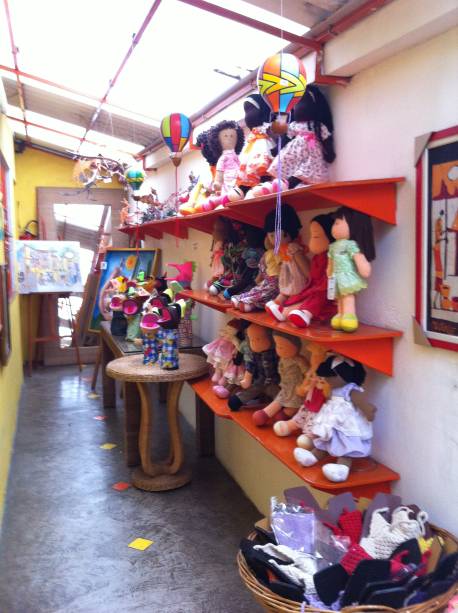 Bonecos de pano variam de R$ 15,00 a R$ 230,00