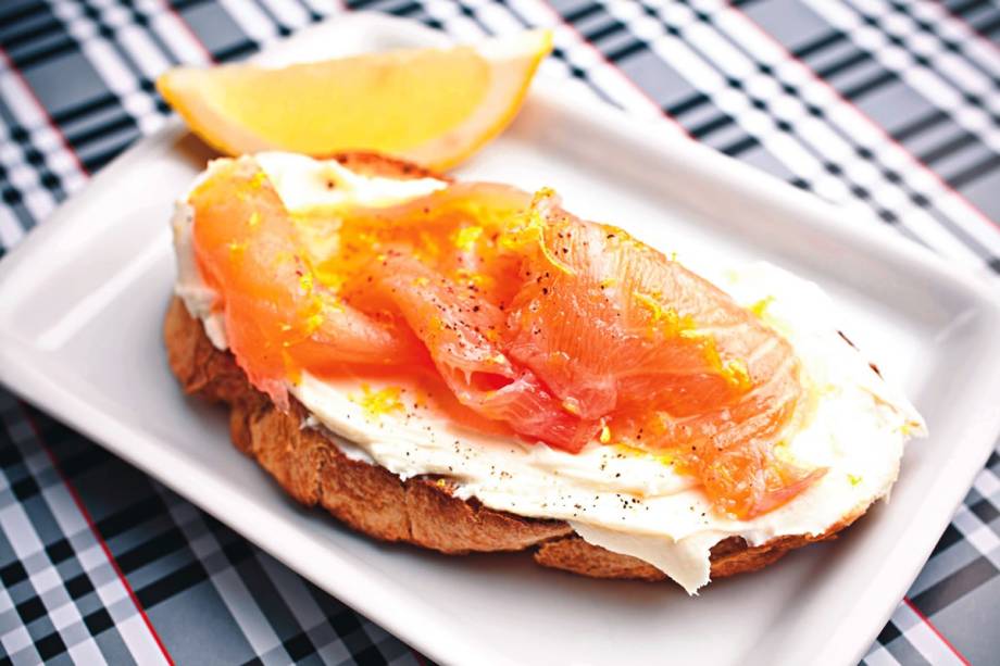 No cardápio da Prima Bruschetteria: bruschetta de ovo caipira mexido com azeite trufado e farofa de presunto cru