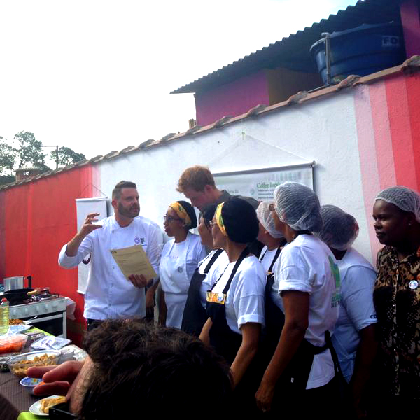 Príncipe Harry: com as moradoras do Cota 200, em Cubatão durante o workshop (Fotos: Thaís Gagliardi)