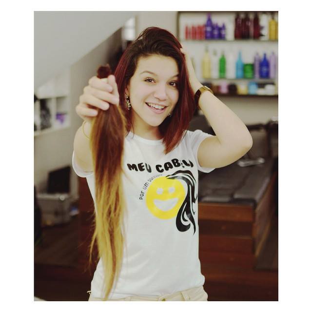 Momento sério: Priscilla doa parte do cabelo para a campanha 'Meu Cabelo por um Sorriso', para ajudar crianças com câncer (foto: reprodução)