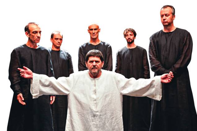 Celso Frateschi à frente de Angelo Brandini, Dagoberto Feliz, William Amaral, Hermes Baroli e André Corrêa: o poder da religião