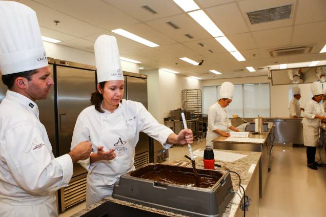 Professor Bertrand Busquet com aluna da Chocolate Academy em São Paulo