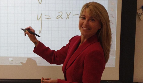 Esta professora mobilizou a internet por causa de uma… árvore de Natal