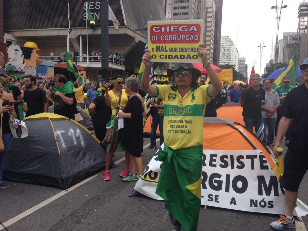 Manifestantes na Paulista durante manifestações pró-impeachmant
