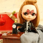 Imagem de obra de arte da Urban Arts usando uma boneca Blythe: vendas serão revertidas para ação de caridade (Foto: Divulgação)