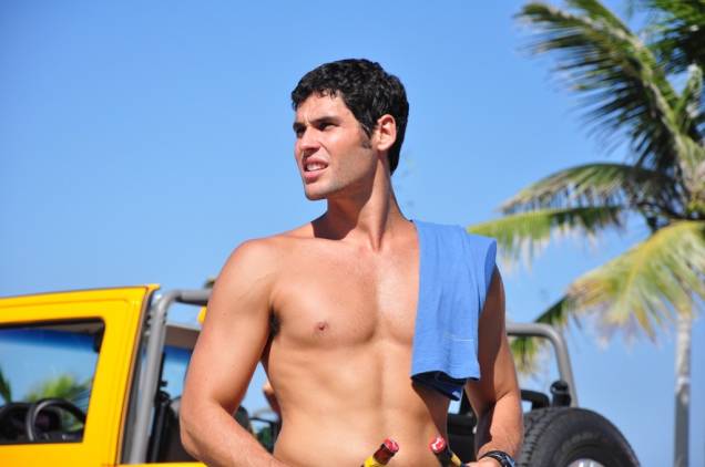 Qualquer Gato Vira Lata: Dudu Azevedo é um surfista-playboy na trama Qualquer Gato Vira Lata: Dudu Azevedo é um surfista-playboy na trama