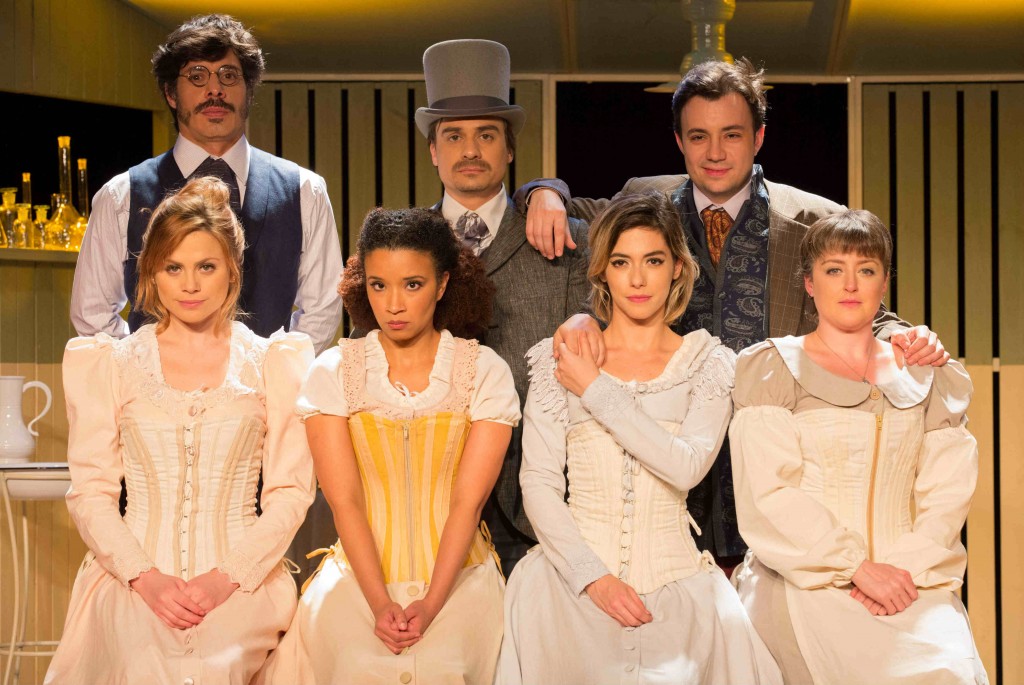 O elenco de "No Quatro ao Lado — O Espetáculo do Vibrador": em cartaz no Teatro Jaraguá (Foto: João Caldas)