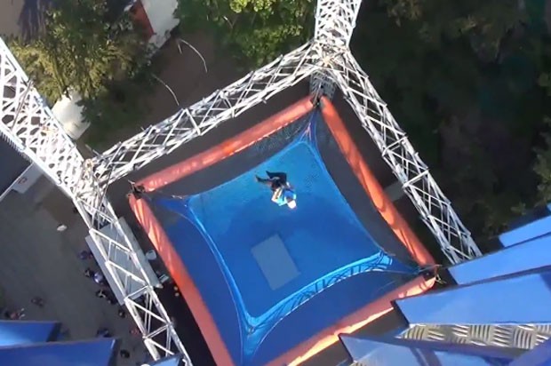 Brinquedo com queda livre de 30 metros atrai turistas na Dinamarca; assista ao vídeo