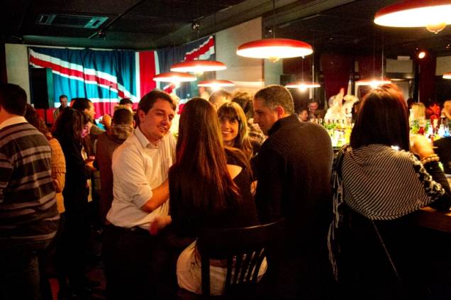 The Queens Head: turmas costumam se reunir no pub para um happy hour The Queens Head: turmas costumam se reunir no pub para um happy hour