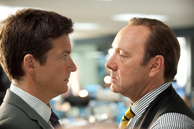 Jason Bateman e Kevin Spacey: o subordinado e seu chefe psicótico em Quero Matar meu Chefe Jason Bateman e Kevin Spacey: o subordinado e seu chefe psicótico em Quero Matar meu Chefe