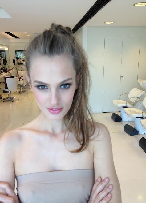 Rabo de cavalo + trança + surf spray é a pedida do verão