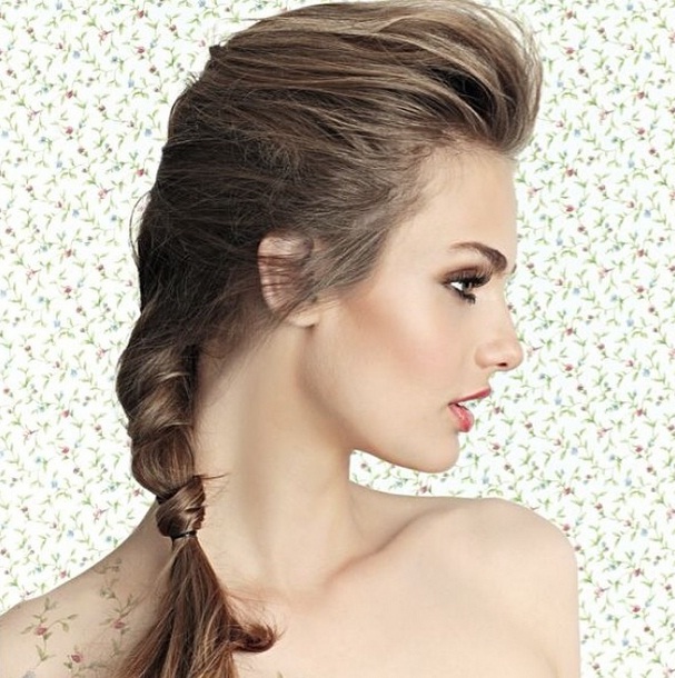 Um rabo de cavalo torcidinho em quatro passos