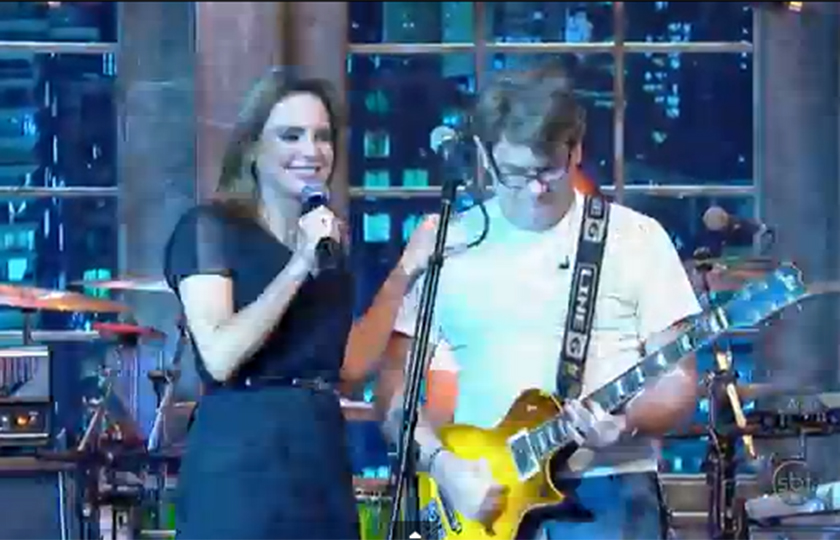 Rachel Sheherazade, fã de heavy metal, canta com Ultraje a Rigor no “The Noite”; assista