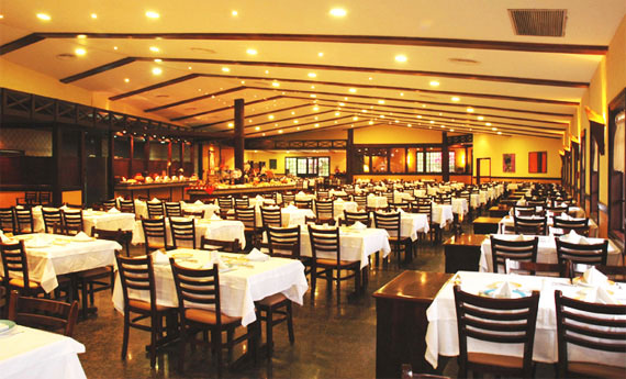 Salão principal do restaurante Salão principal do restaurante
