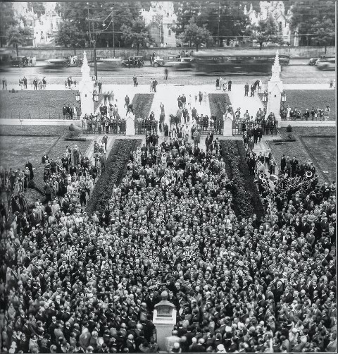 Livro recém-lançado reconstitui a trajetória de mais de oitenta anos da USP