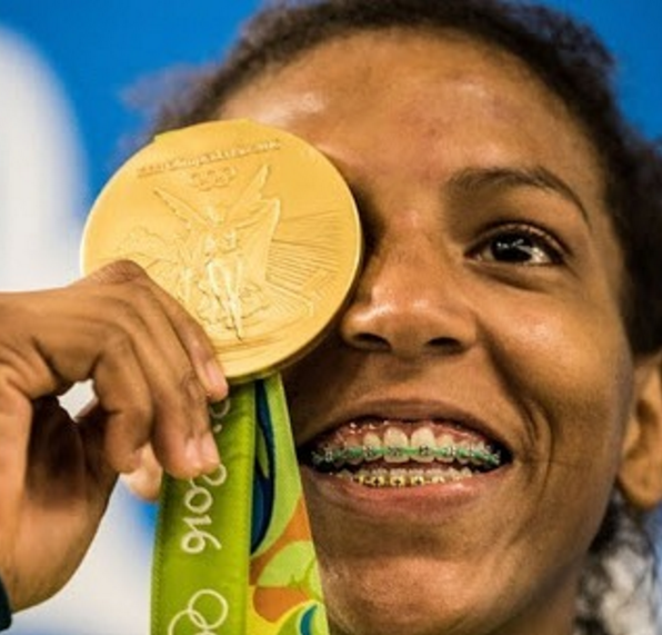 Rafaela Silva exibe sua medalha de ouro na Olimpíada Rio-2016