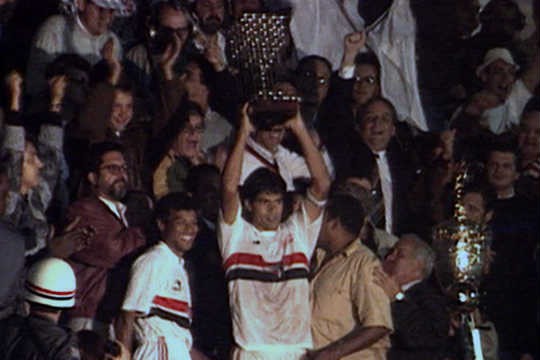 Raí ergue a taça de campeão brasileiro, em 1991