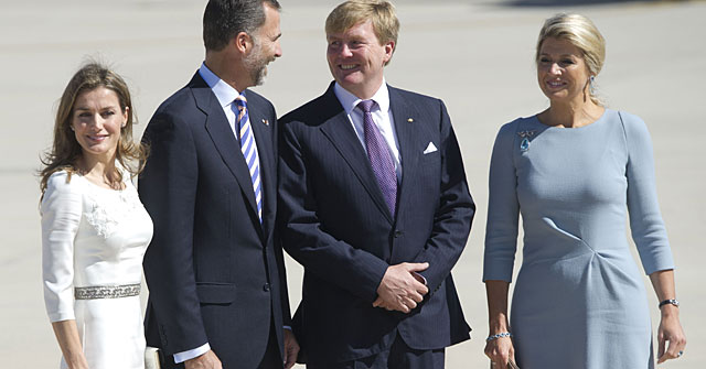 Acima, em 2013, com marido em visita ao príncipe das Astúrias, na Espanha