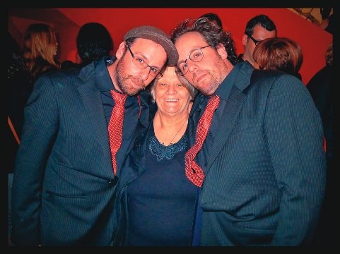 A bordadeira Margarida, entre os filhos Gustavo (à esq.) e Otávio: juntos no evento de março na cidade de Los Angeles