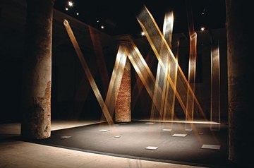 Tteia I, exibida no pavilhão da Bienal de Veneza em 2009: fios de ouro e tridimensionalidade