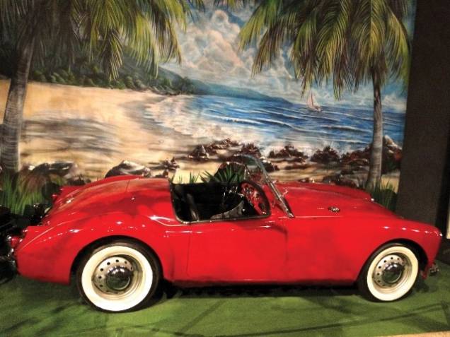 The Elvis Experience: carro conversível vermelho que aparece no filme Feitiço Havaiano