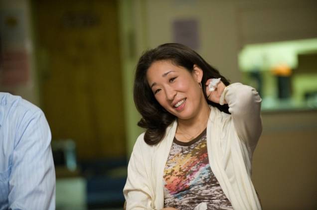 Reencontrando a Felicidade: Sandra Oh interpreta Gaby, uma mulher com quem Howie (Aaron Eckhart) irá se envolver