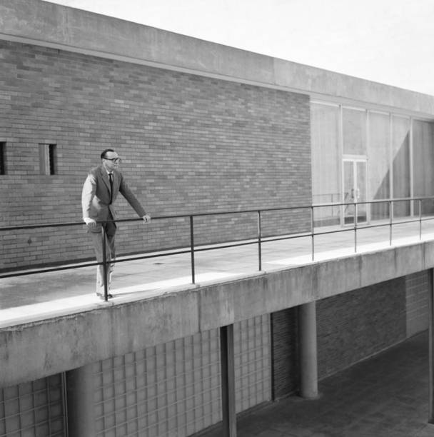 O arquiteto Affonso Eduardo Reidy no MAM do Rio de Janeiro: cena do documentário Reidy, a Construção da Utopia
