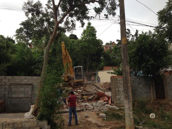 Demolição de barracos: reintegração de posse ao lado do Shopping Cidade Jardim (foto: Nataly Costa)