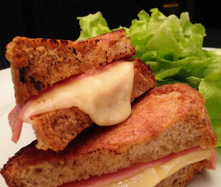 Croque monsieur: os sanduíches também estão no cardápio (Foto: )