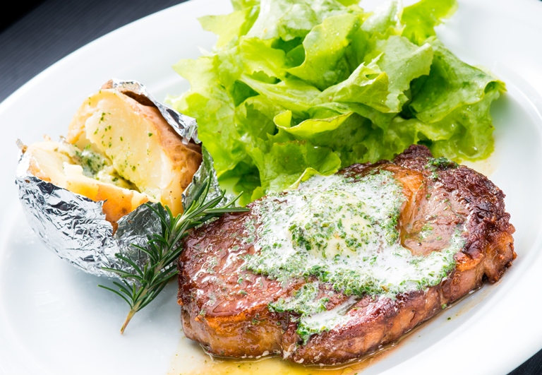 Cozinha de bistrô: prato como o entrecôte na manteiga de ervas (Foto: