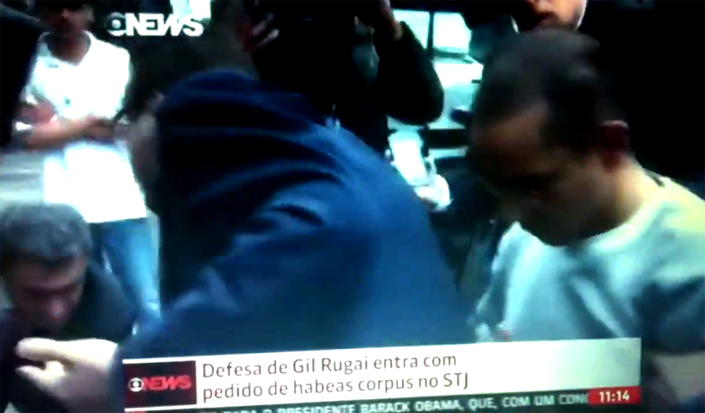 Repórter da Record leva tombo durante entrevista e é filmada pela Globo; confira os vídeos