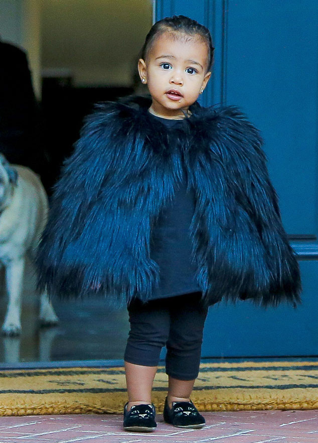 North West: filha de Kim Kardashian e Kanye West tem gasto mensal de $10 mil dólares com tratamentos de beleza, roupas e alfaiate próprio (Foto: Reprodução/E!Online)
