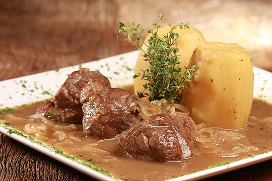 Mulligan: cozido de cordeiro e batata temperado com ervas e servido com cebola cortada em fios Mulligan: cozido de cordeiro e batata temperado com ervas e servido com cebola cortada em fios