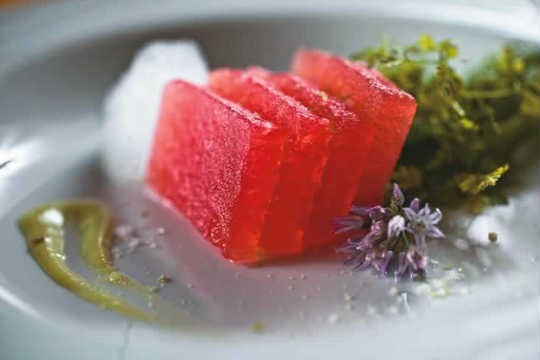 Sashimi de melancia: escoltado por espuma de gengibre e creme de wassabi