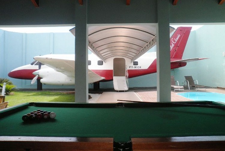 Inspiração: o projetos temáticos do "Rei do Motel" inspiraram o empresário do Acre, Ricardo de Freitas, em criar um quarto com um avião (Foto: Divulgação)