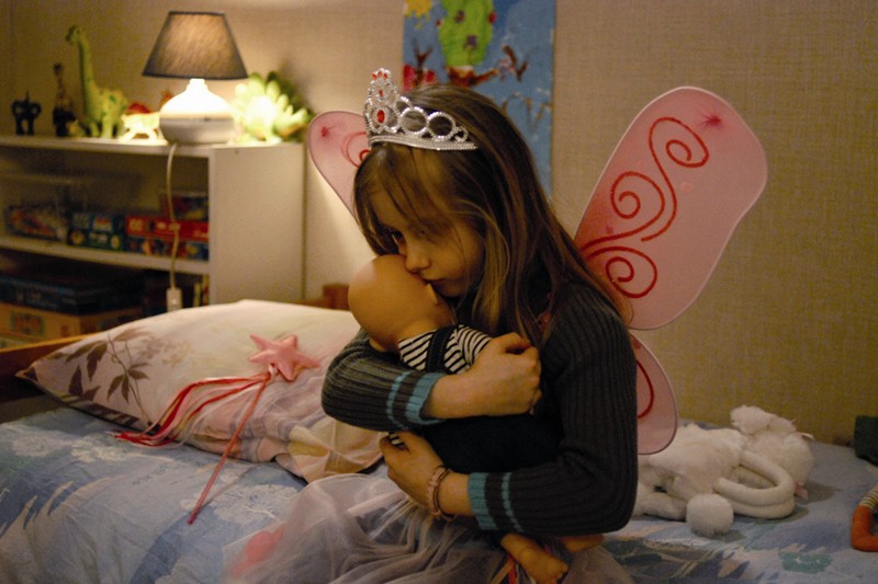 Ricky: a atriz Mélusine Mayance, de 7 anos, interpreta a irmã do bebê